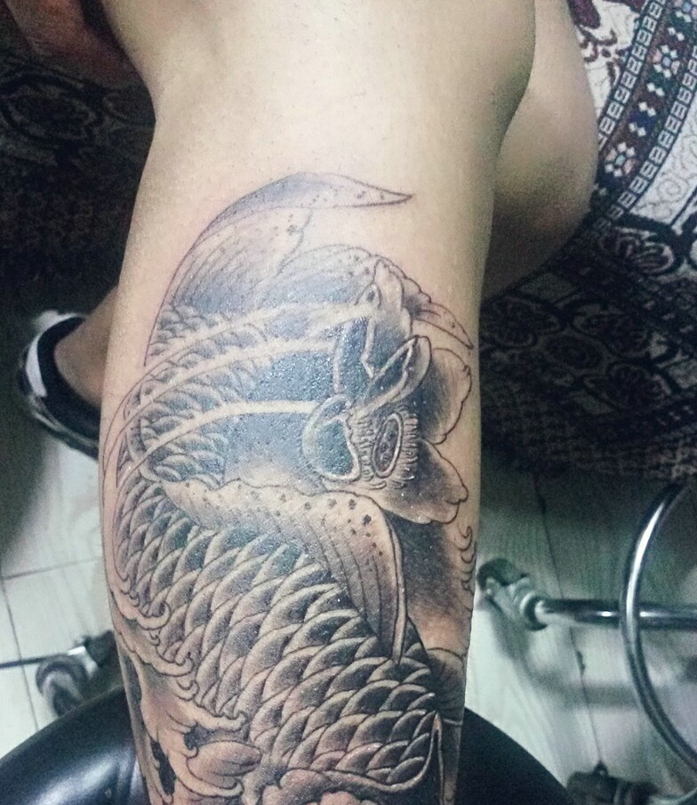 包小腿黑白鲤鱼纹身图案