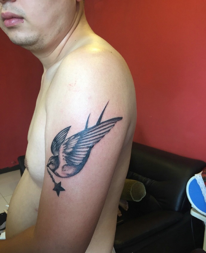 大臂小燕子纹身图案