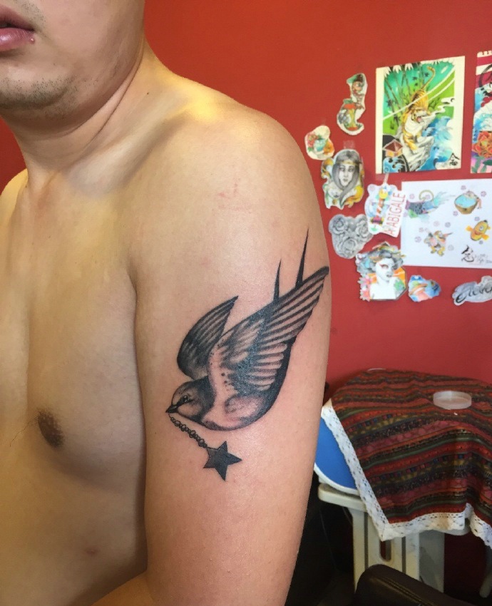 大臂小燕子纹身图案