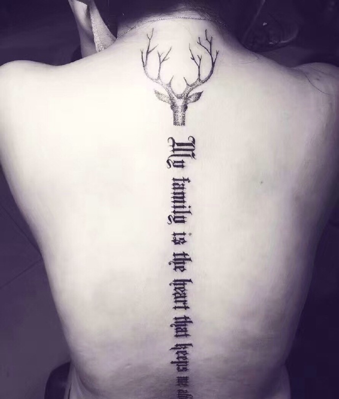 整齐的英文单词脊椎部纹身刺青