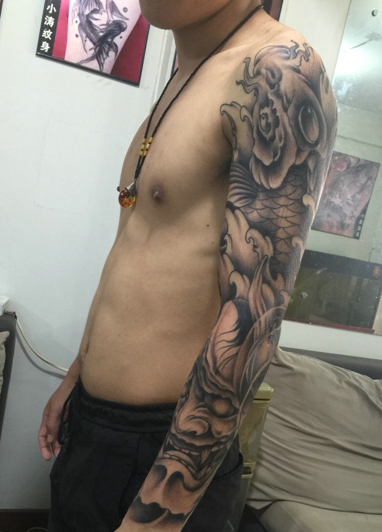 鲤鱼般若结合的花臂纹身图案