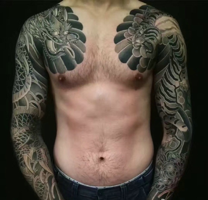 让人念念不忘的双半甲纹身图案