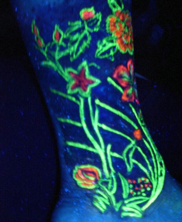 夜光下的麟锐荧光纹身不要羡慕哦