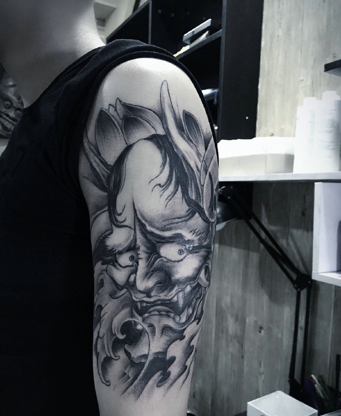 大臂凶恶的黑白般若纹身图案