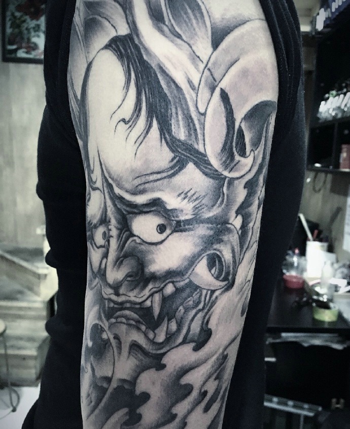 大臂凶恶的黑白般若纹身图案