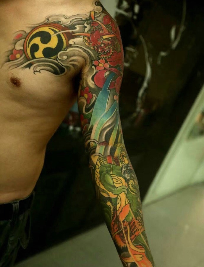 完美霸气的彩色半甲纹身图案