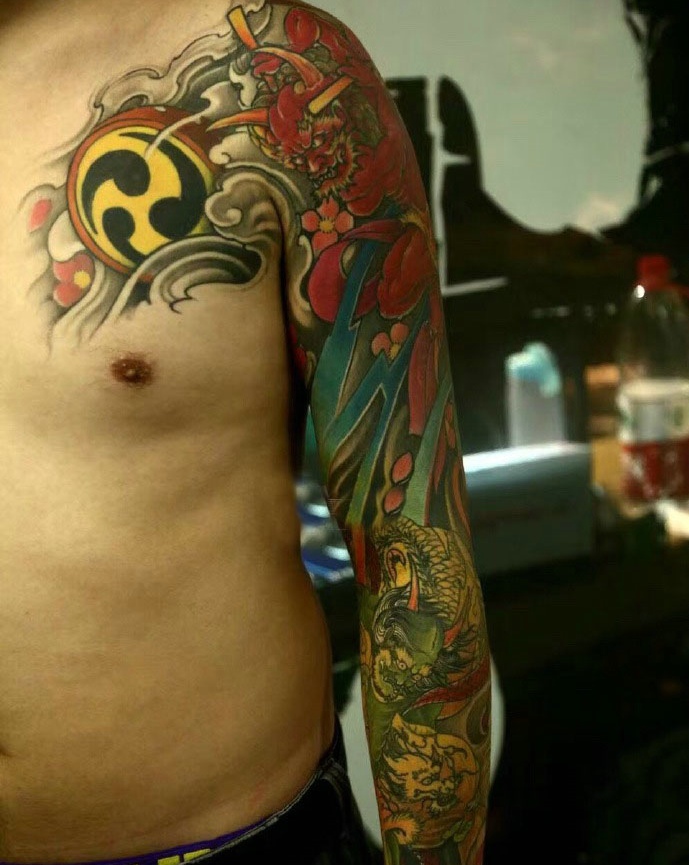 完美霸气的彩色半甲纹身图案