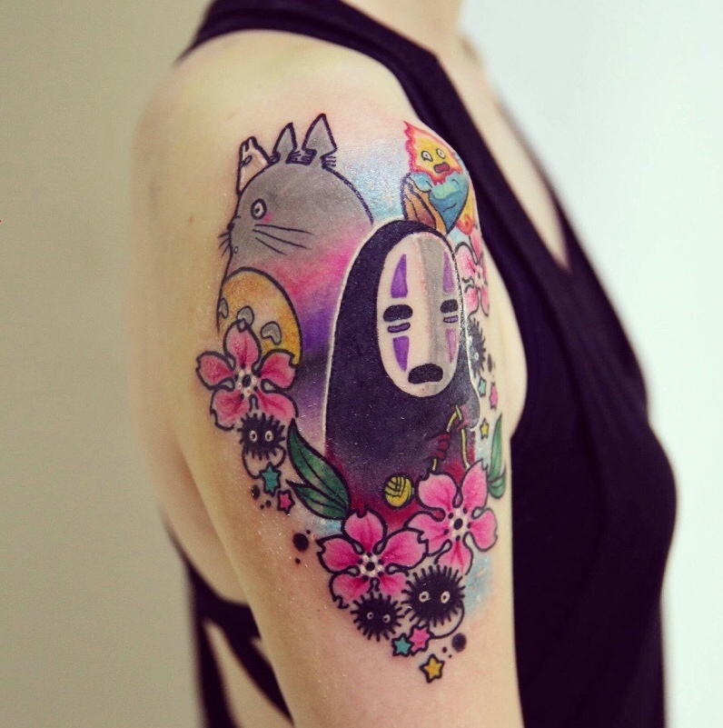 背心女孩的可爱另类大臂纹身图案