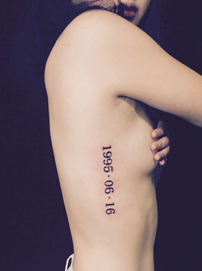 性感美女侧腰部的数字纹身刺青