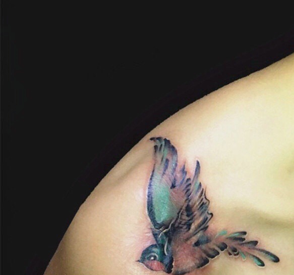 肩膀上的彩色小鸟纹身图案