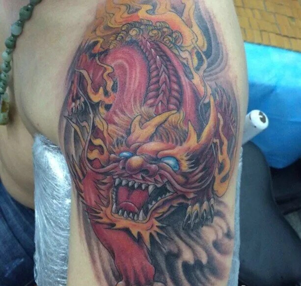 大臂传统凶猛的火麒麟纹身图案