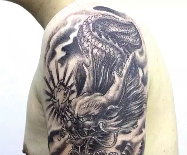 大臂帅气豪迈的黑灰貔貅纹身图案