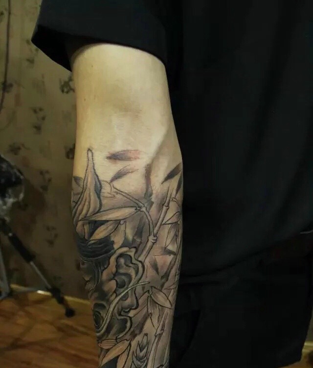 手臂黑白小般若纹身图案很帅气