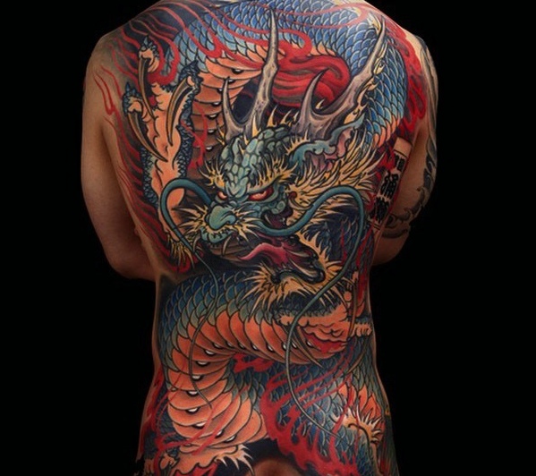 相当狂野的满背彩色大邪龙纹身刺青