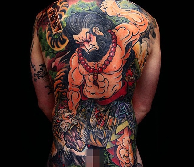 满背个性经典的武松打虎纹身图案