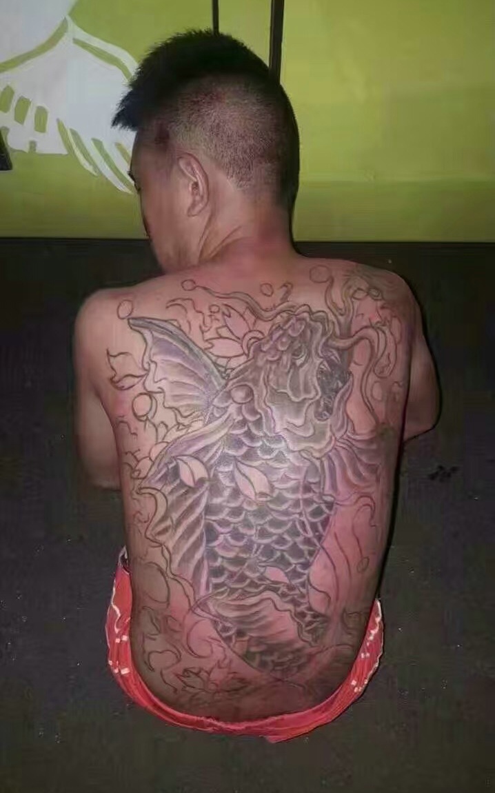 满背简陋的大鲤鱼纹身图案