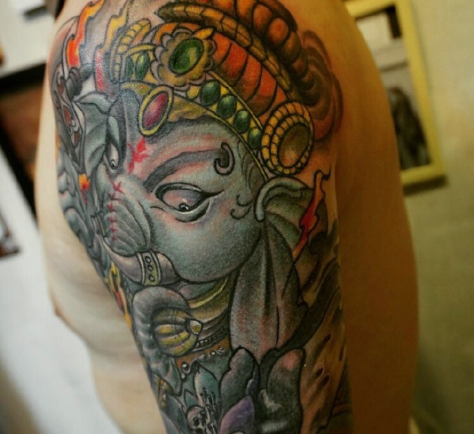 清晰明了的大臂彩色大象神纹身图案