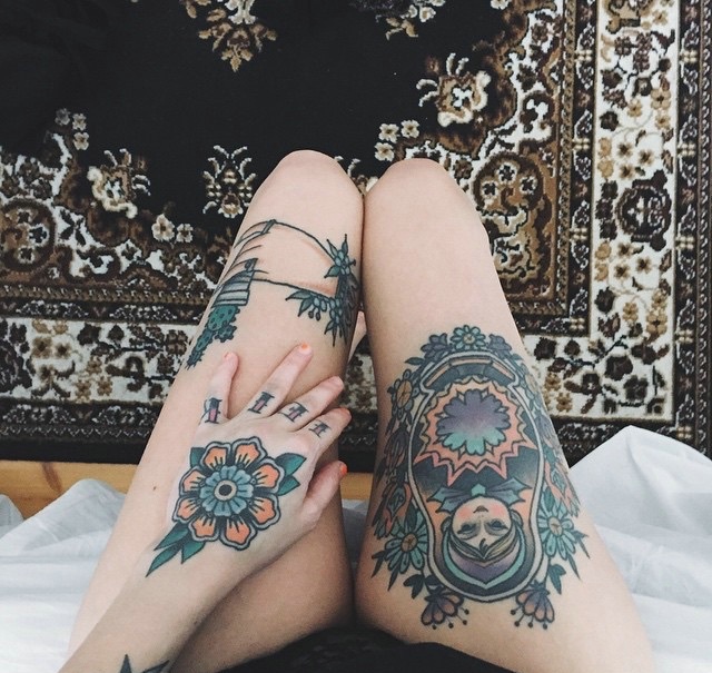 时尚女生双腿部性感纹身图案