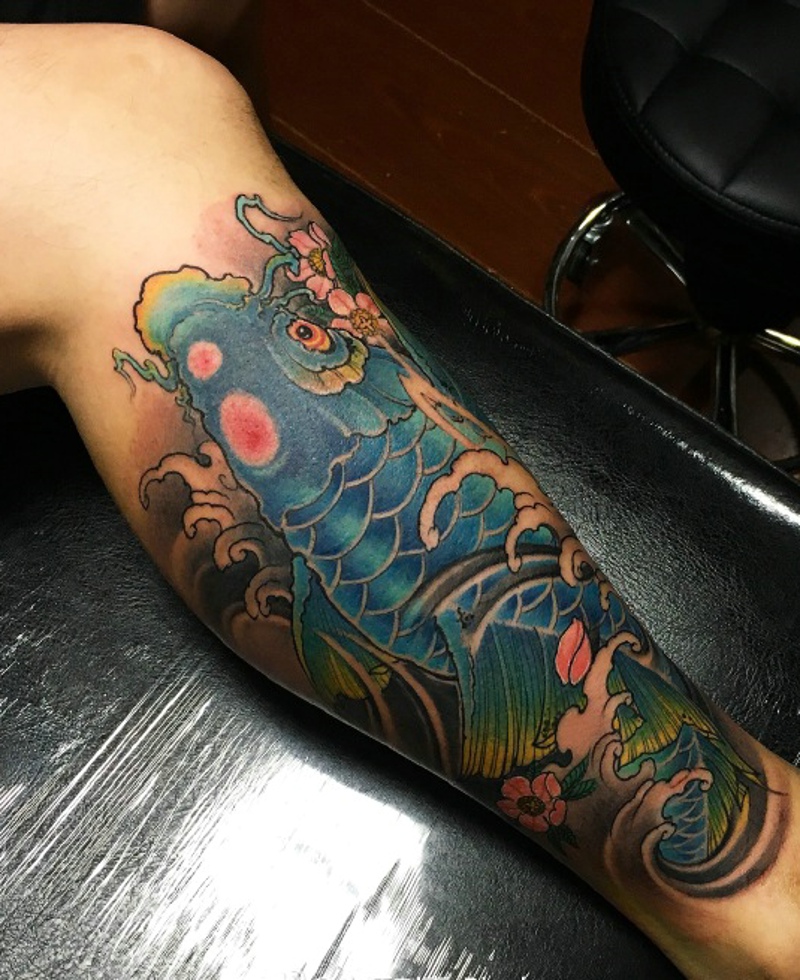 包小腿彩色鲤鱼纹身图案显年轻