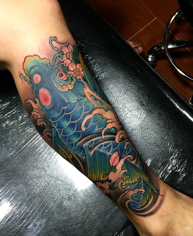 包小腿彩色鲤鱼纹身图案显年轻