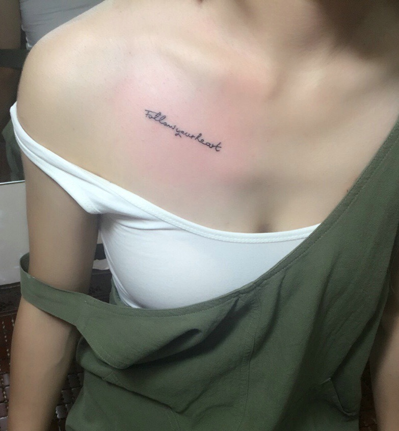 锁骨配简单英文纹身图案很配哦
