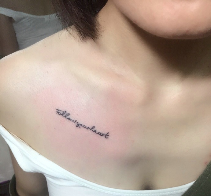 锁骨配简单英文纹身图案很配哦