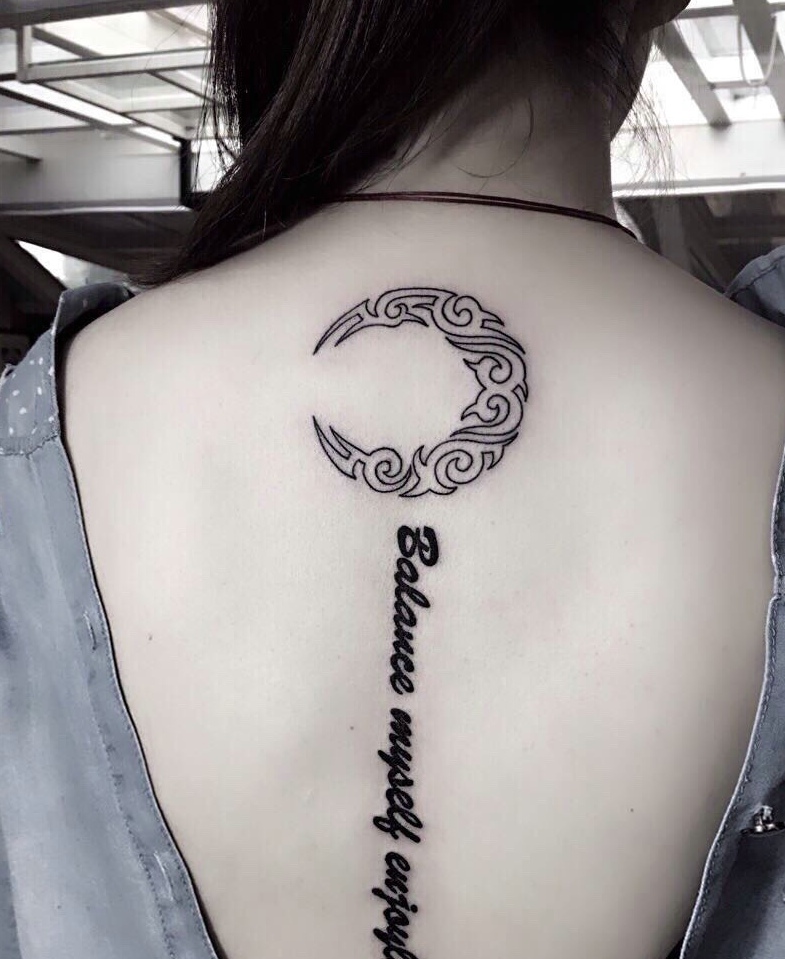 月亮与英文结合的脊椎部纹身图案