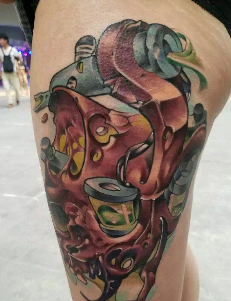 大腿外侧大型机械纹身图案