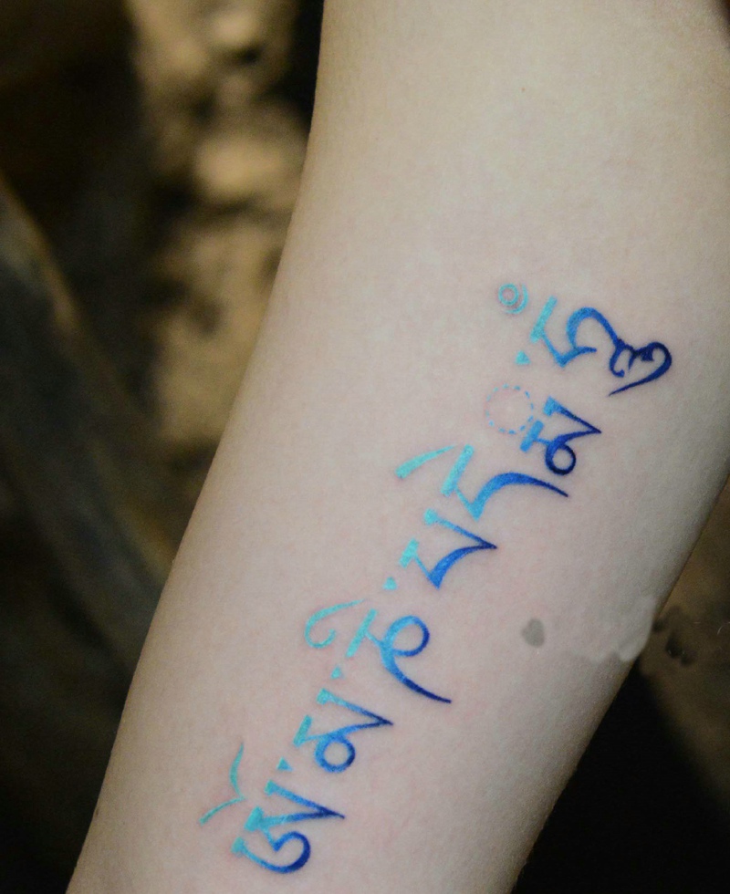 手臂内侧再也简单不过的梵文纹身图案