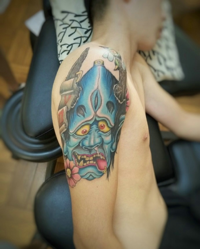 大臂帅气天真的彩色小般若纹身图案