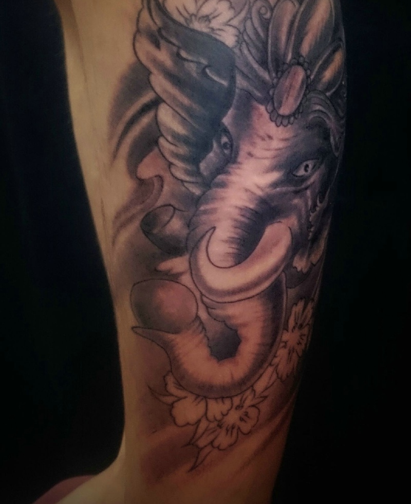 小腿外侧黑灰象神纹身图案很个性