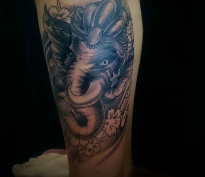 小腿外侧黑灰象神纹身图案很个性