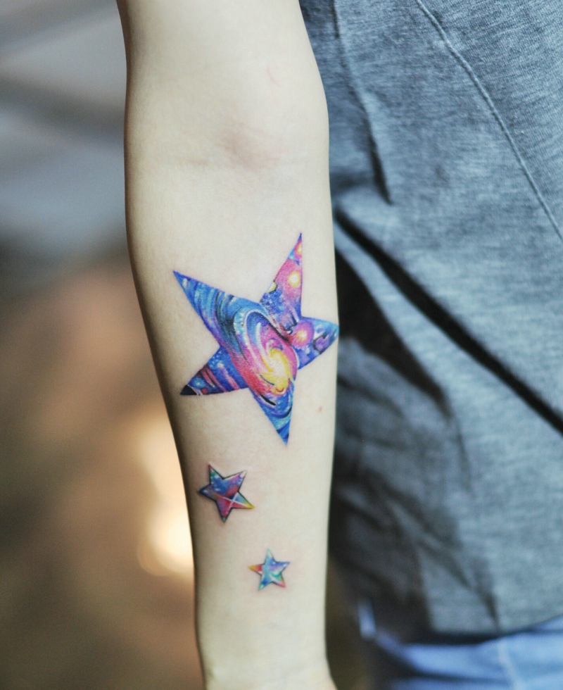 闪闪发亮的手臂星空纹身图案