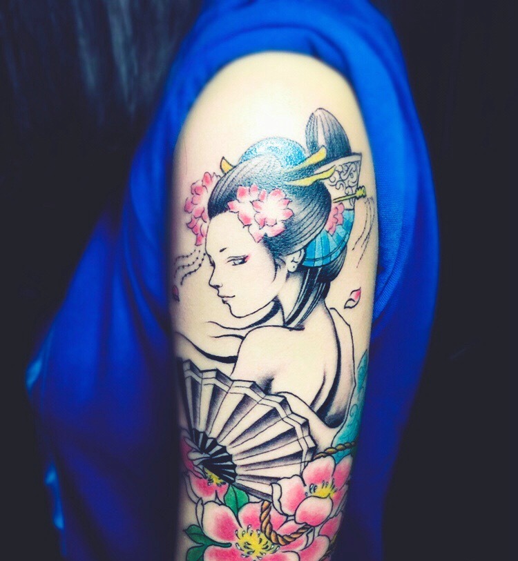 手臂一枚精致细腻花妓纹身图案