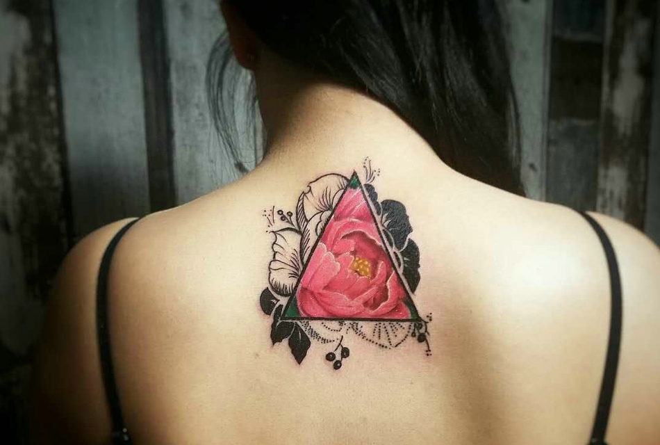 一款有特色的脊椎部几何纹身图案