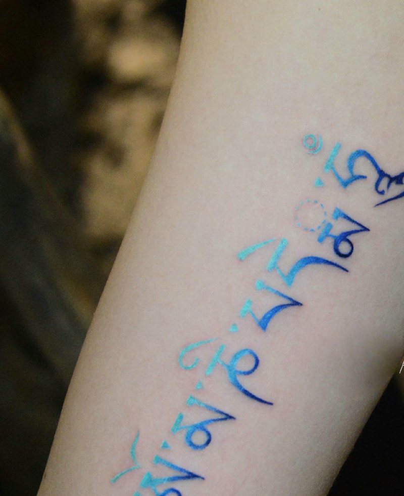 手臂闪闪发亮的个性梵文纹身图案