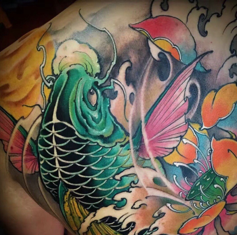 满背色彩迷人的大鲤鱼纹身图案
