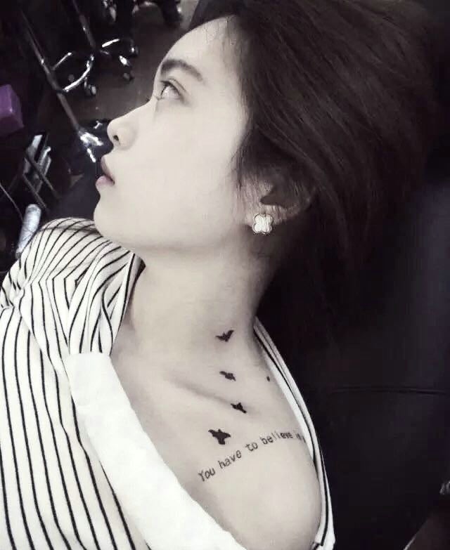 时尚女生锁骨周围的小清新纹身图案