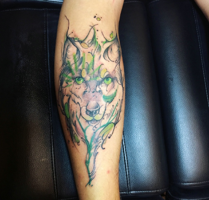 腿部外侧未完成的小狗纹身图案