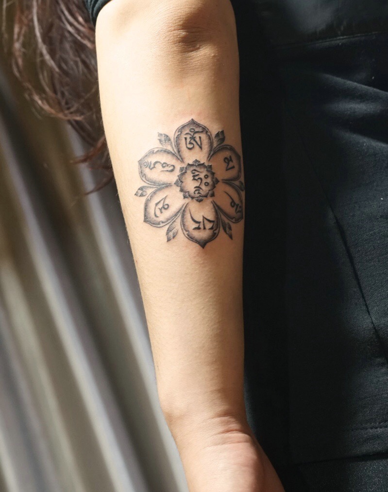 隐藏在手臂膝盖的西藏字母纹身图案