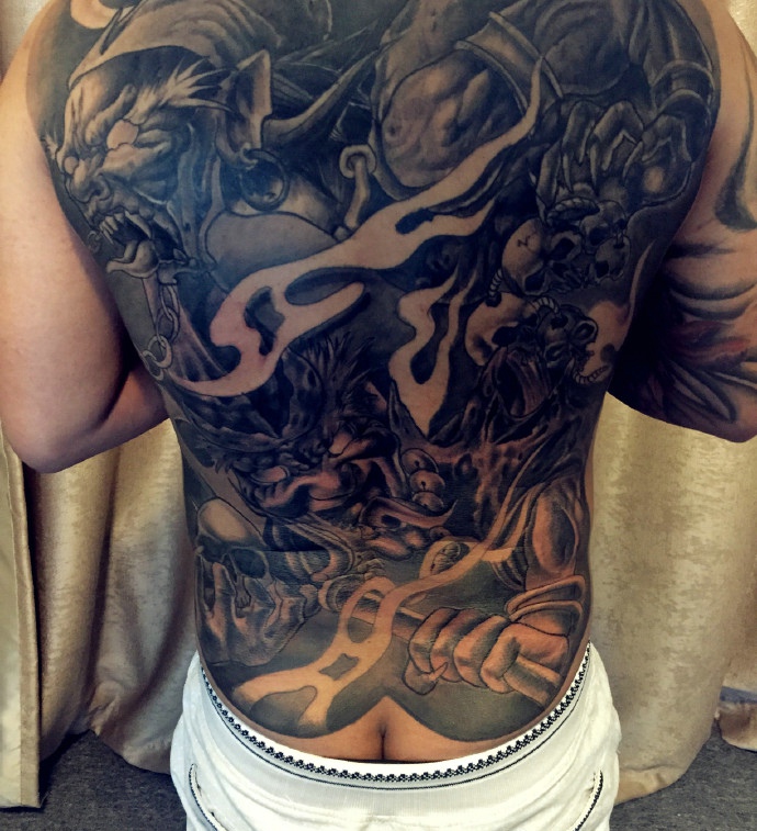 吊炸天的满背黑白大邪龙纹身图案