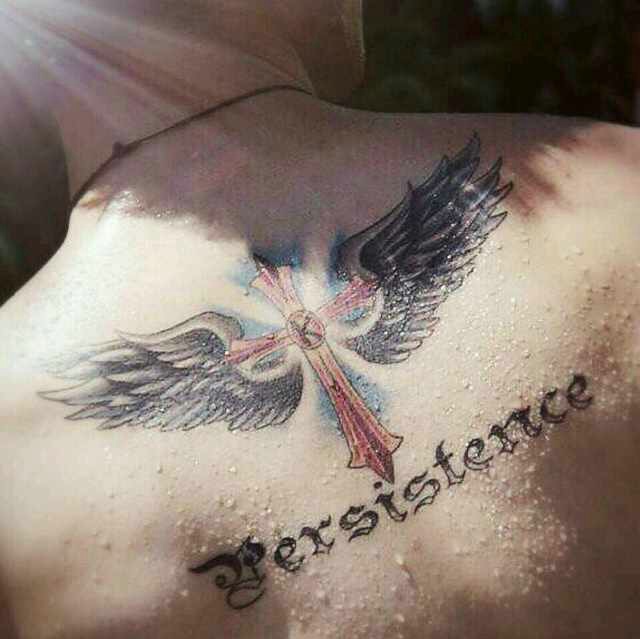 男士后背英文与十字架羽毛纹身图案