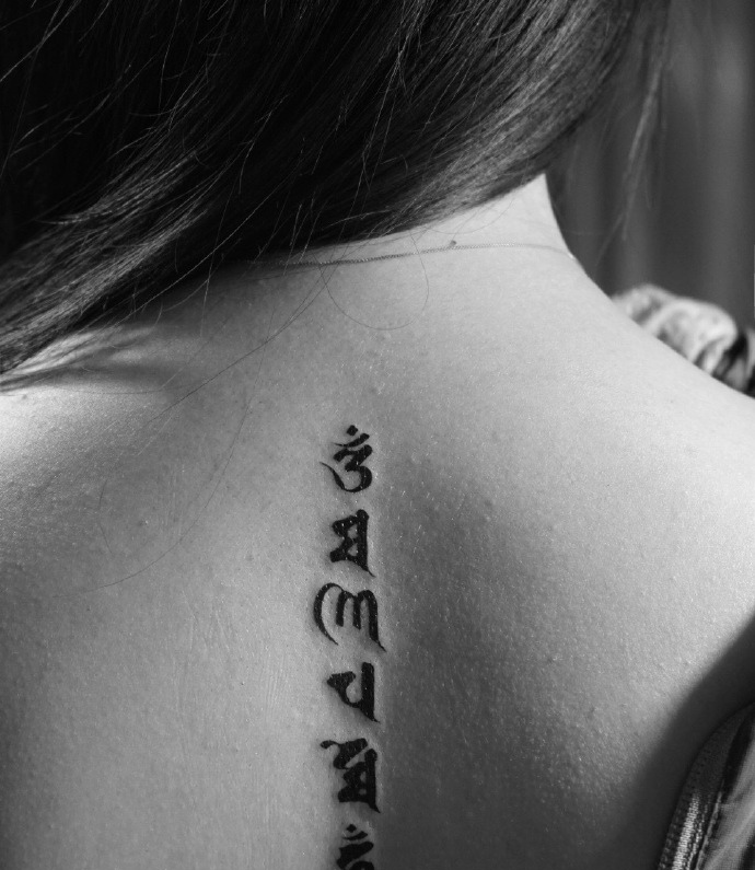 脊椎部的单一梵文纹身刺青