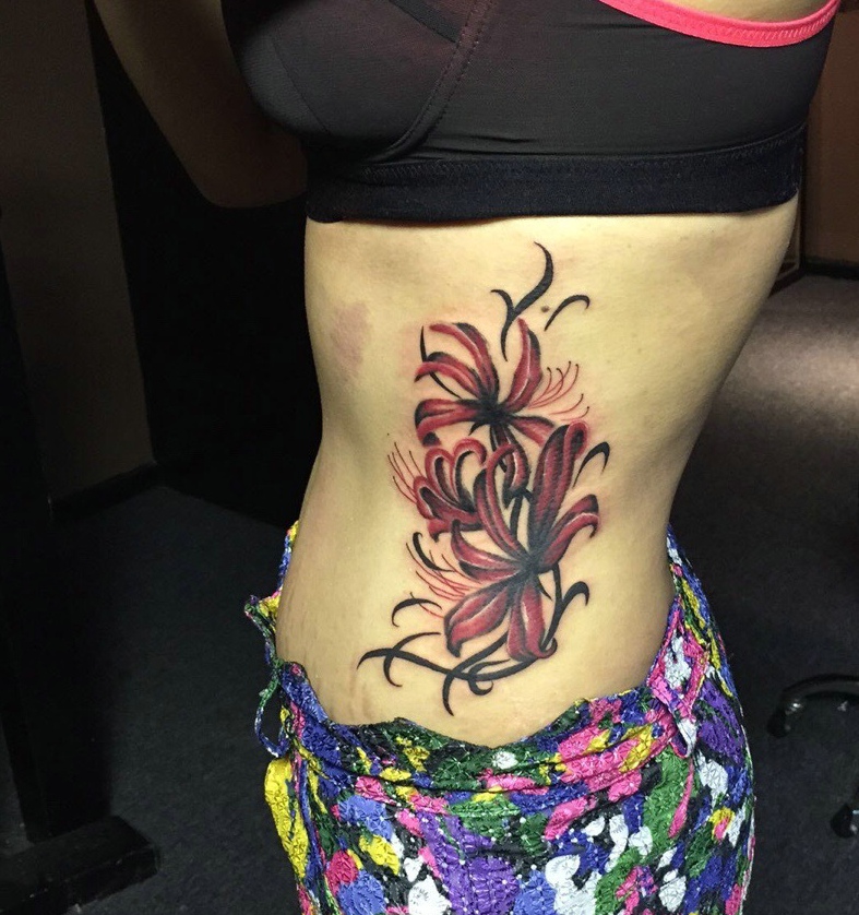花裤子女生侧腰部彼岸花纹身图案