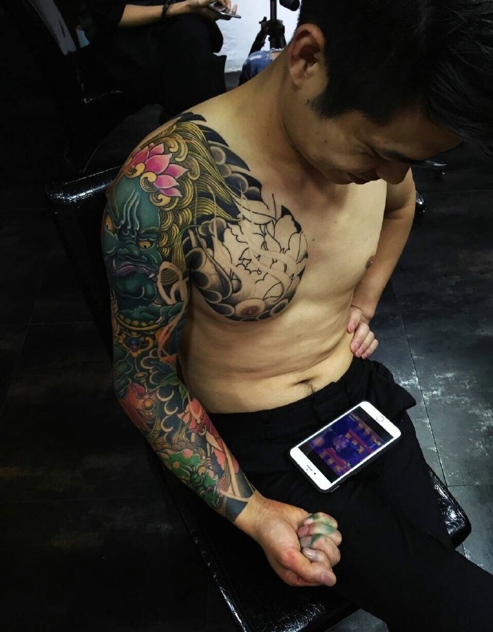 具有男人味的一款彩色半甲纹身图案