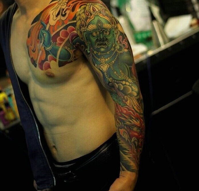 具有男人味的一款彩色半甲纹身图案