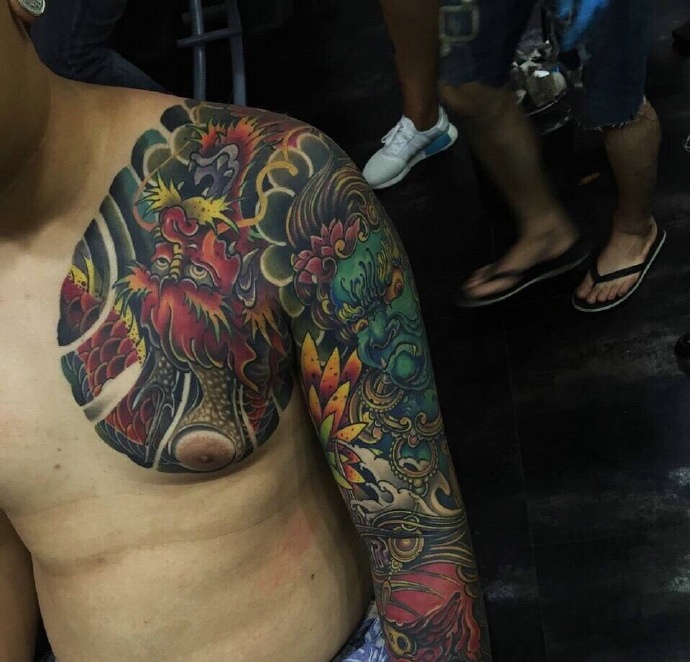 具有男人味的一款彩色半甲纹身图案