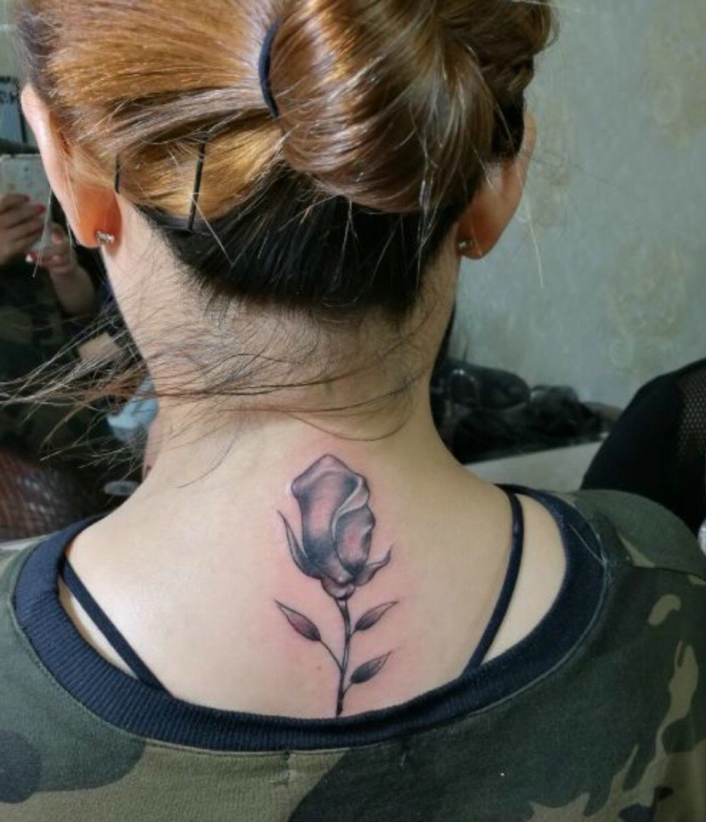 分享一款女生小花苞纹身图案