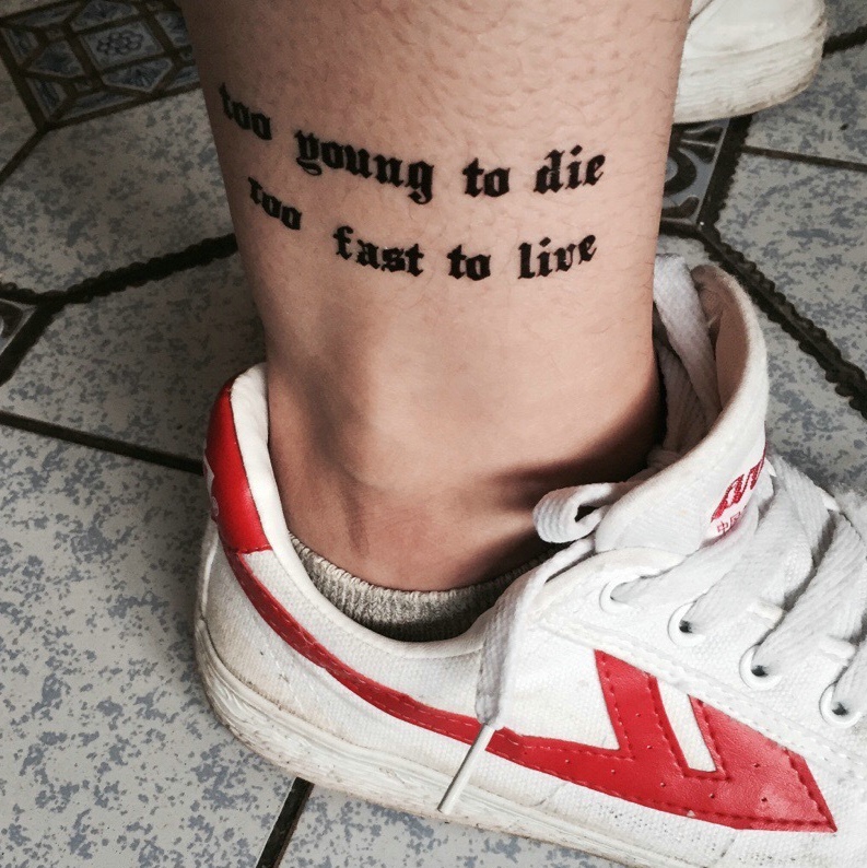 小腿处简约的小清新英文纹身图案