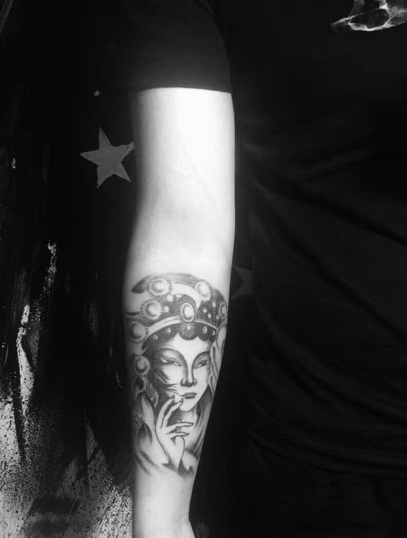 一组年轻有活力的手臂图腾纹身刺青